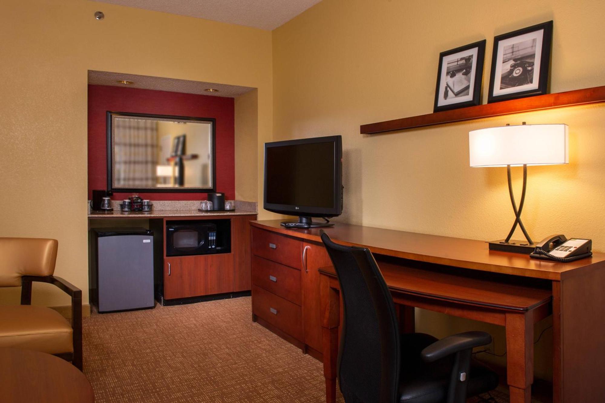 Hotel Courtyard By Marriott Richmond West à Dumbarton Extérieur photo